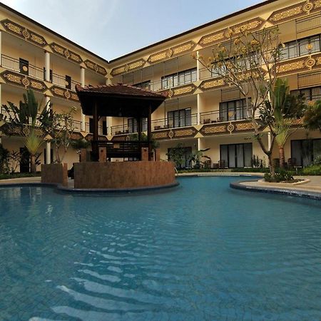 Yusro Hotel Restaurant & Convention Jombang Екстер'єр фото