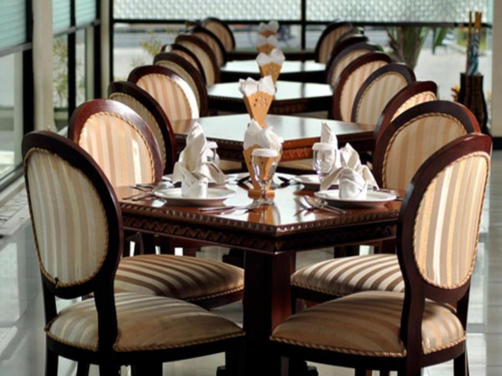 Yusro Hotel Restaurant & Convention Jombang Екстер'єр фото