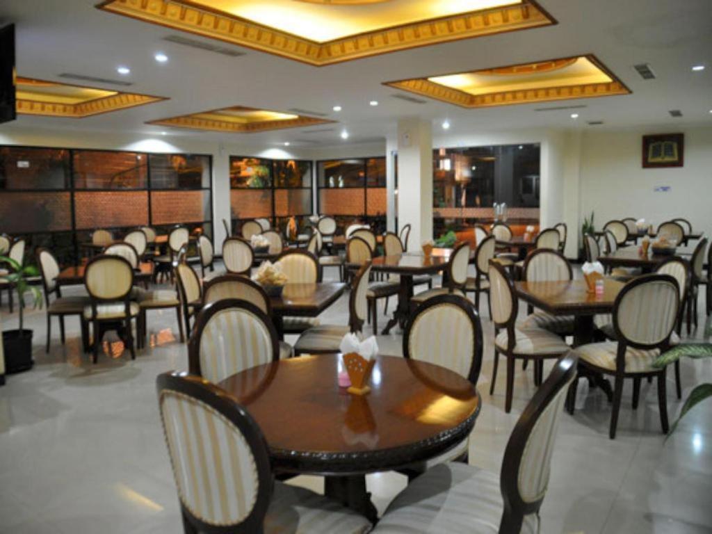Yusro Hotel Restaurant & Convention Jombang Екстер'єр фото