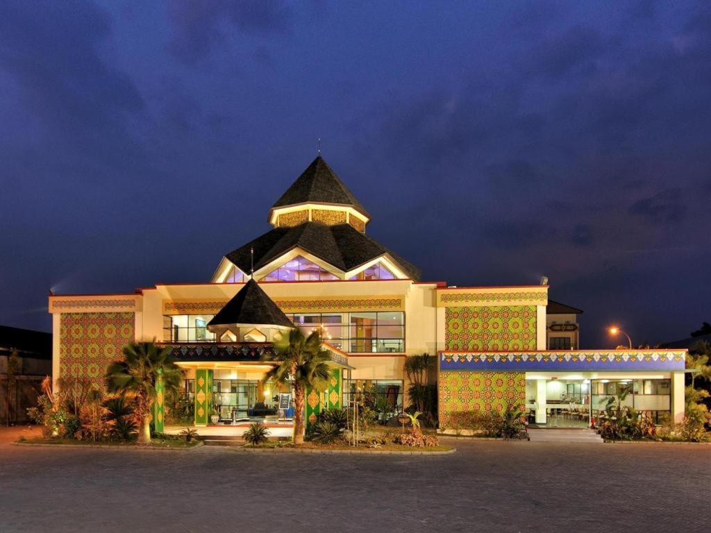 Yusro Hotel Restaurant & Convention Jombang Екстер'єр фото