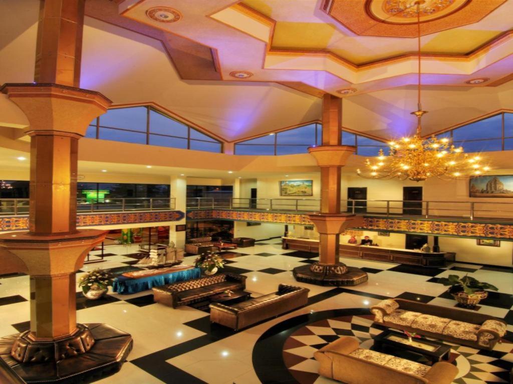 Yusro Hotel Restaurant & Convention Jombang Екстер'єр фото