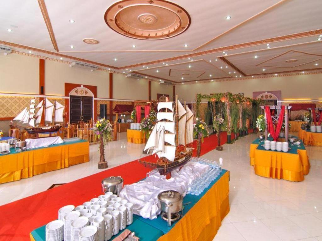 Yusro Hotel Restaurant & Convention Jombang Екстер'єр фото