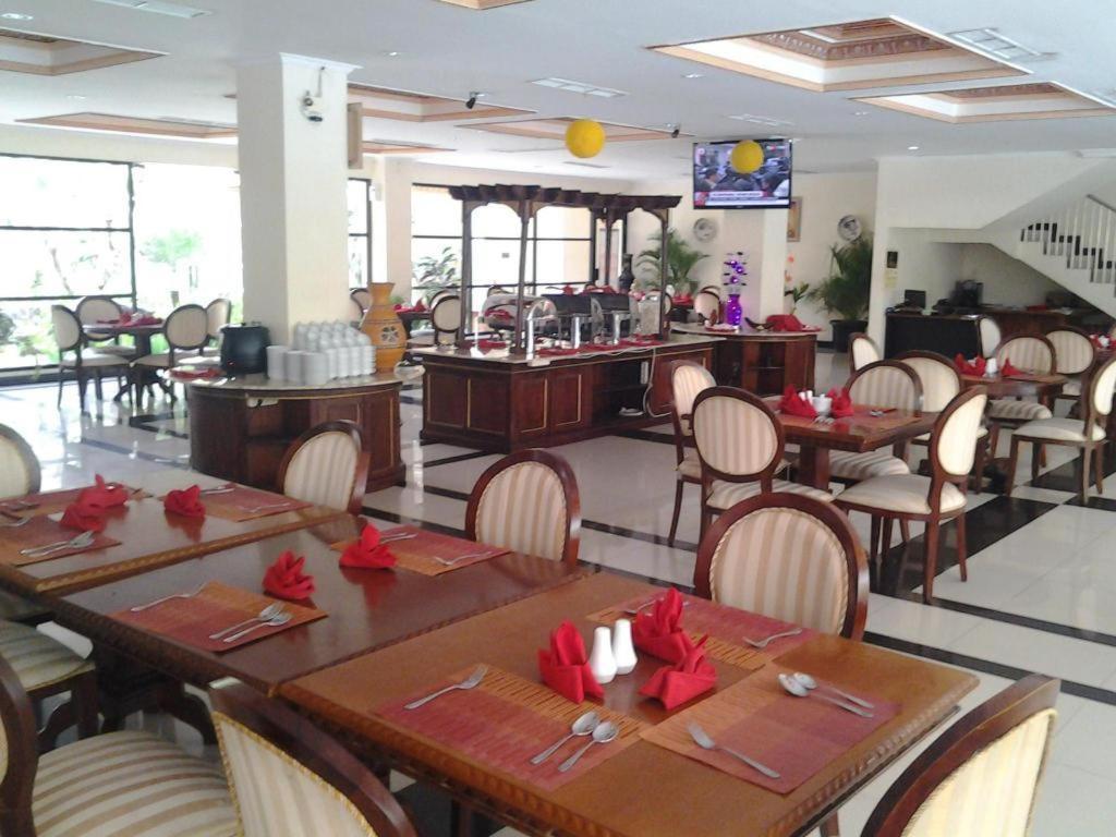 Yusro Hotel Restaurant & Convention Jombang Екстер'єр фото