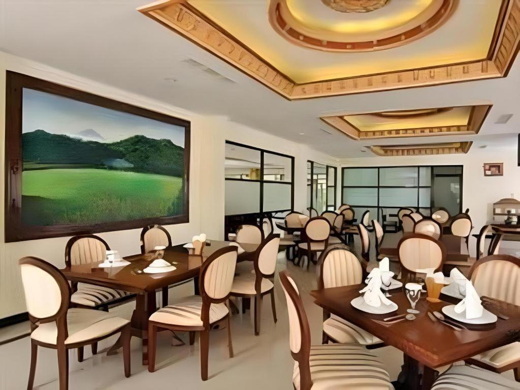 Yusro Hotel Restaurant & Convention Jombang Екстер'єр фото