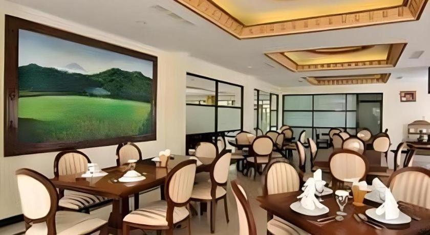 Yusro Hotel Restaurant & Convention Jombang Екстер'єр фото
