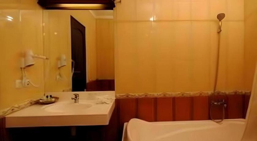 Yusro Hotel Restaurant & Convention Jombang Екстер'єр фото