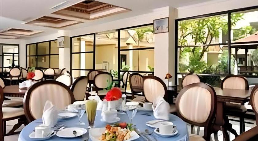 Yusro Hotel Restaurant & Convention Jombang Екстер'єр фото