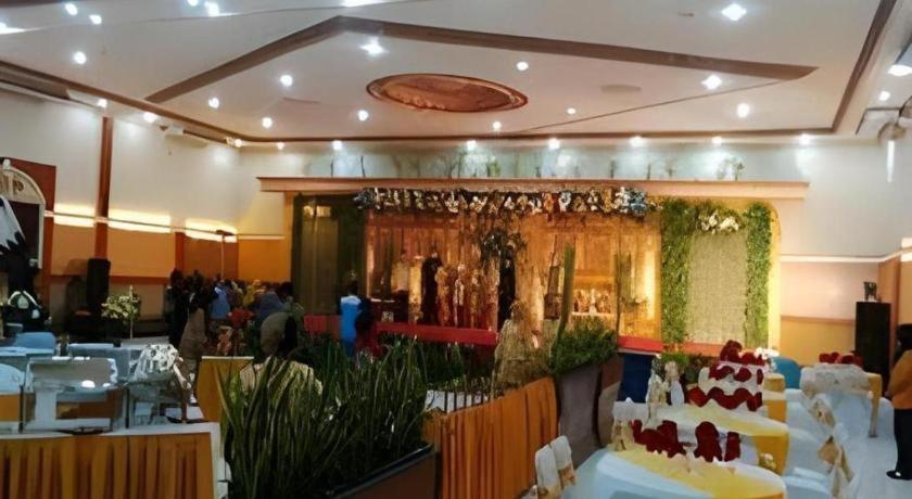 Yusro Hotel Restaurant & Convention Jombang Екстер'єр фото